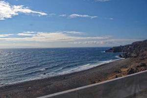 landskap från de spanska ö av tenerife med de motorväg och de hav foto