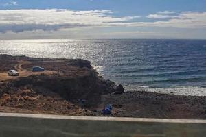 landskap från de spanska ö av tenerife med de motorväg och de hav foto