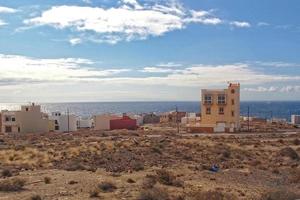 landskap från de spanska ö av tenerife med de motorväg och de hav foto