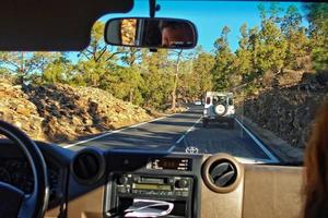 vit av vägen bilar reser på de vägar runt om de teide vulkan på de spanska kanariefågel ö av tenerife för en resa foto