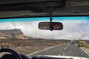 vit av vägen bilar reser på de vägar runt om de teide vulkan på de spanska kanariefågel ö av tenerife för en resa foto