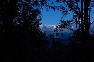 himalaya landskap, panorama- se av himalayan berg täckt med snö. himalaya berg landskap i vinter- i kedarnath dal. foto