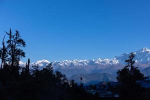 himalaya landskap, panorama- se av himalayan berg täckt med snö. himalaya berg landskap i vinter- i kedarnath dal. foto