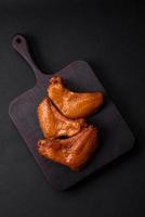 utsökt grillad kyckling vingar med kryddor och örter foto