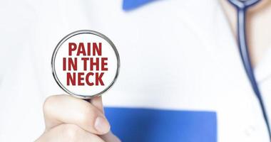 tecken smärta i de nacke och hand med stetoskop av medicinsk läkare foto