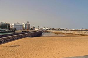 havet landskap från de huvudstad av de kanariefågel ö lanzarote arrecife i Spanien på en solig värma sommar dag foto