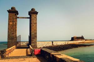 havet landskap från de huvudstad av de kanariefågel ö lanzarote arrecife i Spanien på en solig värma sommar dag foto