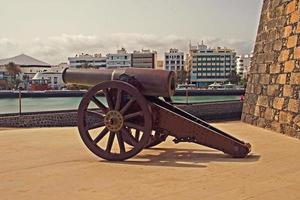 stor antik kanon på en vid vatten i Spanien i de kanariefågel ö av lanzarote foto