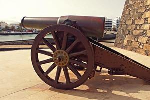 stor antik kanon på en vid vatten i Spanien i de kanariefågel ö av lanzarote foto