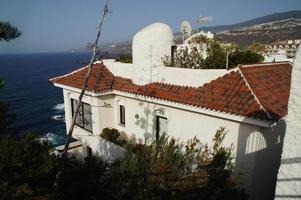 intressant färgrik Semester hus i de gator av de spanska stad av puerto de la cruz i tenerife foto