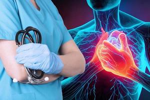 smärta i de hjärta, en person är innehav på till de hjärta i hans bröst. rekommendationer av en kardiolog. foto