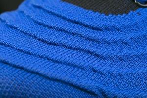del av en blå gymnastiksko tillverkad av tyg. en fragment av sporter skor. foto