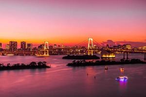 stadsbild av tokyo stad med regnbågsbro, japan foto