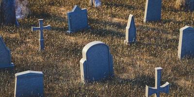 går över och gravstenar på gräs- äng i kyrkogård. 3d framställa foto