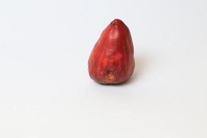 guava bol eller jamaica guava som är röd på en vit bakgrund foto