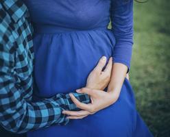 gravida par omfamnar foto