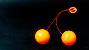 leksak lato lato orange på svart bakgrund foto