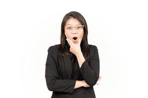 Wow ansikte uttryck av skön asiatisk kvinna bär svart blazer isolerat på vit bakgrund foto