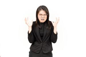 arg gest av skön asiatisk kvinna bär svart blazer isolerat på vit bakgrund foto