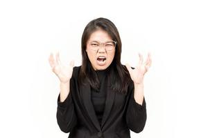 arg gest av skön asiatisk kvinna bär svart blazer isolerat på vit bakgrund foto