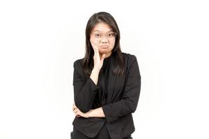 tråkig gest av skön asiatisk kvinna bär svart blazer isolerat på vit bakgrund foto