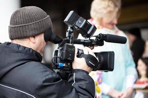 en Semester i de city.vitryssland, de stad av gomel, februari 29, 2020. Semester i de stad. videographer på arbete på de gata. man med en video kamera. foto