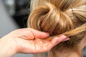 frisör styling hår av kvinna foto