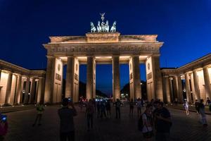 berlin, Tyskland-augusti 8, 2022-speciellt av upplyst brandeburg Port under de natt foto