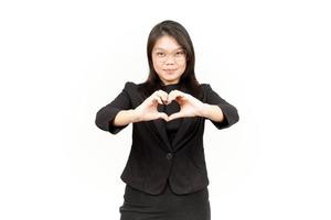 som visar kärlek tecken av skön asiatisk kvinna bär svart blazer isolerat på vit bakgrund foto