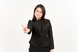 som visar fred tecken av skön asiatisk kvinna bär svart blazer isolerat på vit bakgrund foto