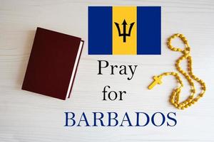 be för barbados. radband och helig bibel bakgrund. foto