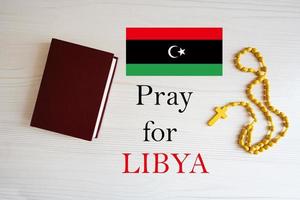 be för libyen. radband och helig bibel bakgrund. foto