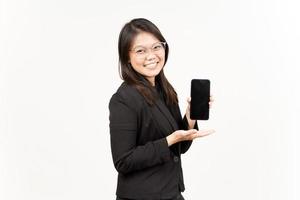 som visar appar eller annonser på tom skärm smartphone av skön asiatisk kvinna bär svart blazer foto