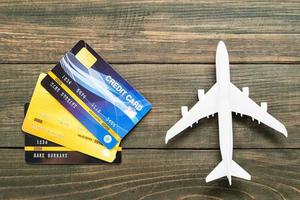kreditkort och flygplan modell på trä skrivbord foto