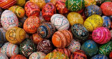 skön färgrik dekor för påsk. traditionell påsk målad färgrik ägg. selektiv fokus. foto