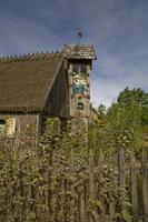 historisk trä- kyrka bland höst träd i polen foto