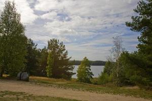 landskap på en sommar dag med sjö och träd polen foto