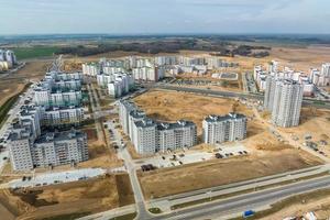 antenn panorama- se över konstruktion av ny modern bostads- komplex med höghus byggnader i stad foto