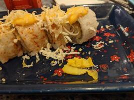 stänga upp sushi tamago majonnäs med toppning ost ceder. de Foto är lämplig till använda sig av för japan traditionell mat bakgrund, affisch och mat innehåll media.