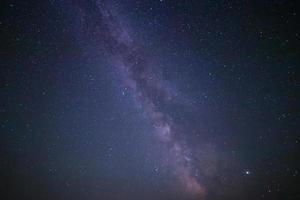se av mjölkig sätt galax i natt himmel foto