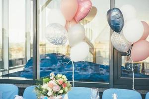 ballonger och blommor utanför foto