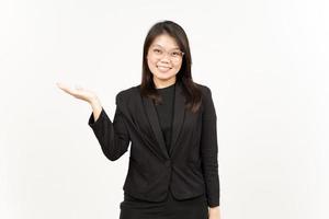 som visar och presenter produkt på öppen handflatan av skön asiatisk kvinna bär svart blazer foto