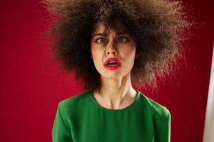 Söt ung kvinna afro frisyr grön klänning känslor närbild studio modell oförändrad foto