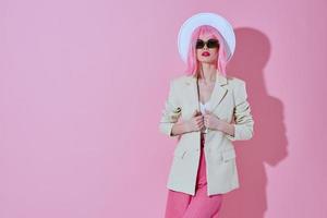 Söt ung kvinna attraktiv se vit blazer rosa peruk rosa bakgrund oförändrad foto
