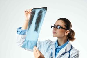 sjuksköterska ser på röntgen undersökning patient hälsa foto