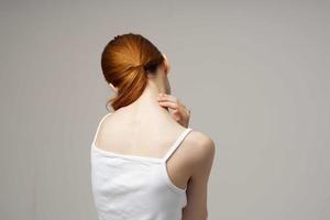kvinna reumatism smärta i de nacke hälsa problem ljus bakgrund foto