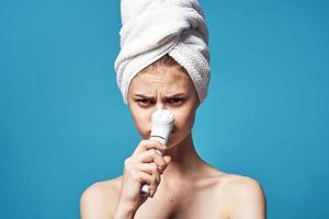 kvinna med bar axlar handduk på huvud rena hud kosmetologi foto