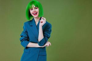 positiv ung kvinna roligt gest händer grön hår mode grön bakgrund oförändrad foto
