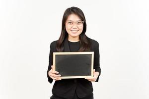 som visar, presenter och innehav tom svarta tavlan av skön asiatisk kvinna bär svart blazer foto