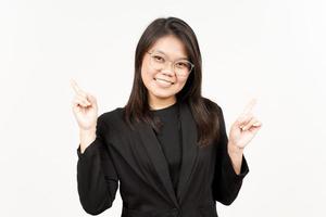 som visar produkt och pekande vänster rätt sida av skön asiatisk kvinna bär svart blazer foto